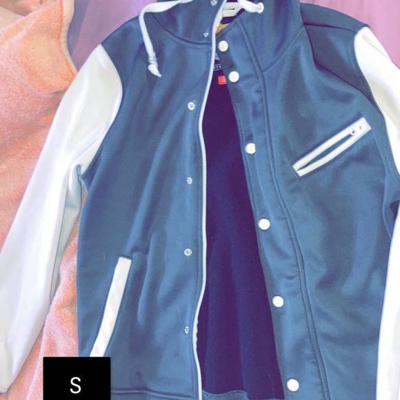 Dresses 7$, skirts 5$, robe 15$, jean jacket 30$, hoodie 15$, jackets 7$ - Picture 4 of 14